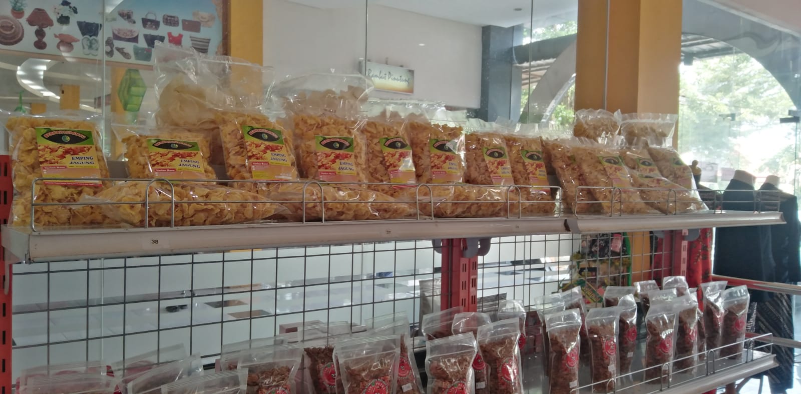 Produk IKM di dalam Plaza Pragolo Store