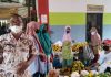 Kepala Pasar Puri Baru (kiri), Kartono sedang berkeliling pasar mengingatkan para pedagang terkait menjaga keamanan ketertiban dan menjaga prokes