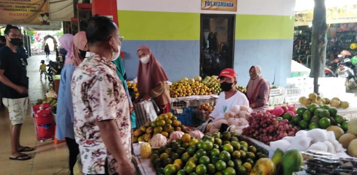 Pedagang buah di pintu masuk Pasar Puri Baru