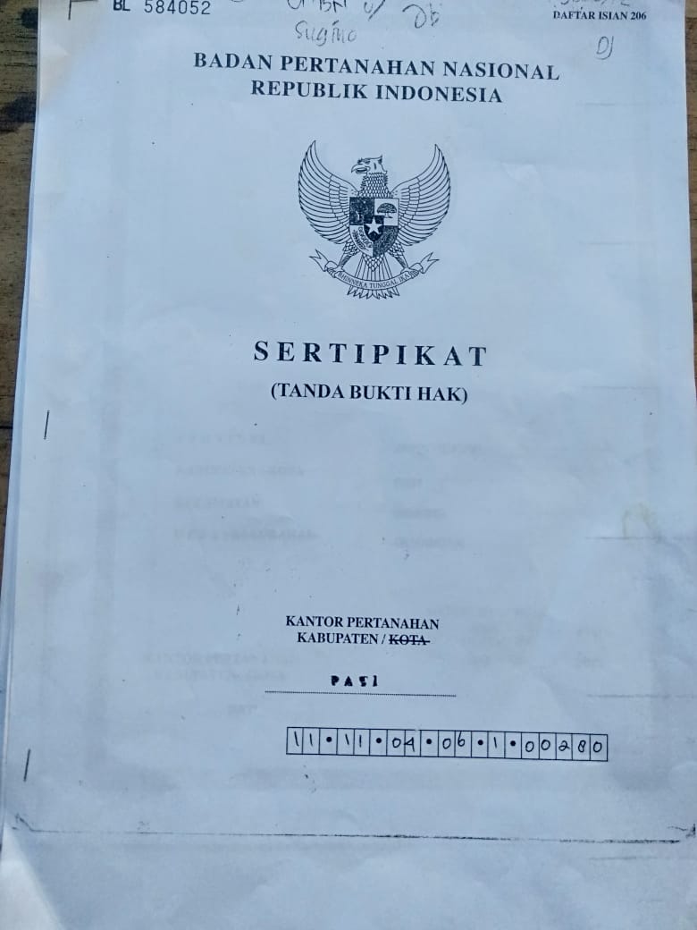 Lembar pertama/sampul seritikat asal hak milik (HM ) 213 setalah balik nama dengan sertifikat HM No 00280 atas nama Sugino.(Foto:SN/dok/bhs)