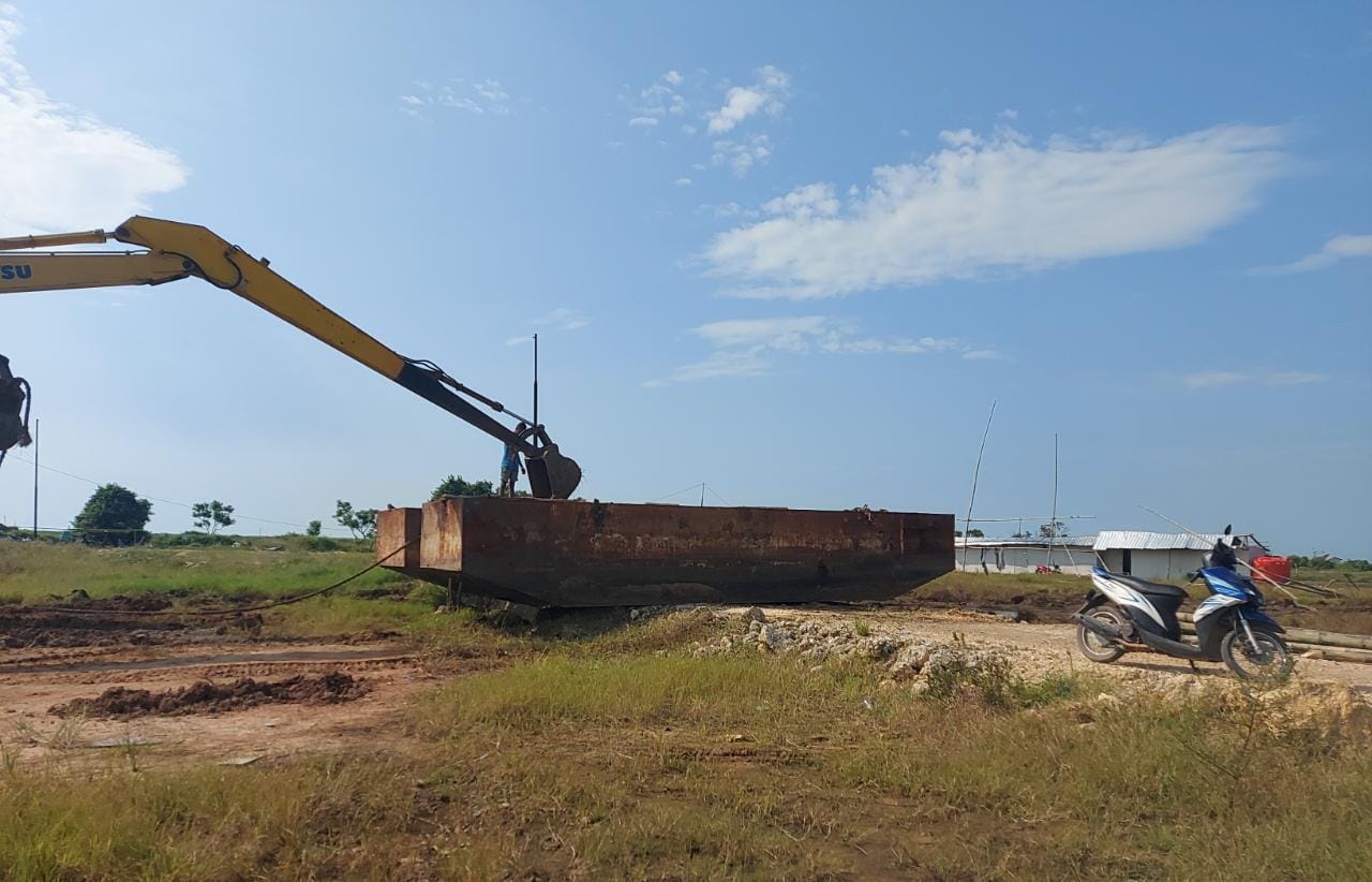 Satu unit ekskavator ''berlengan panjang''/long arm tengah melakukan perakitan dengan ponton sebagai tumpuannya.(Foto:SN/dok-liq)