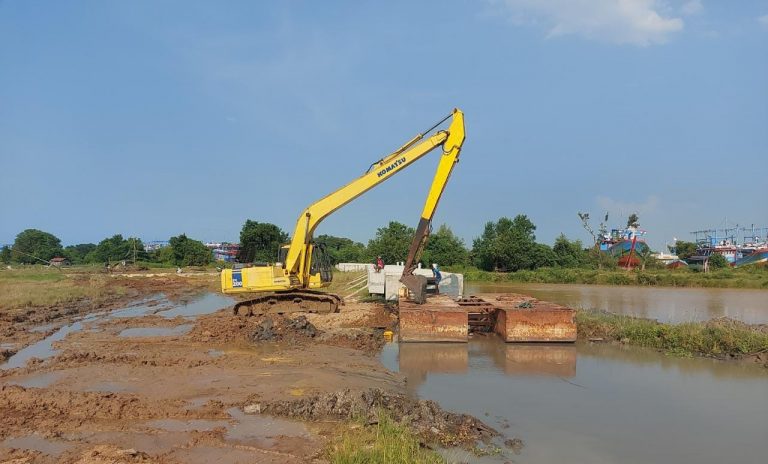 Tambah Satu Ekskavator ”Berlengan Panjang” di Paket Pekerjaan Kolam Tambat Kapal