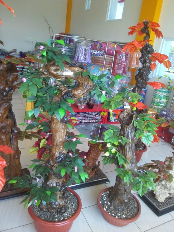 Produk kerajinan Tas Rajut dan Bunga Bonggol Kopi oleh IKM Forum Sedayu