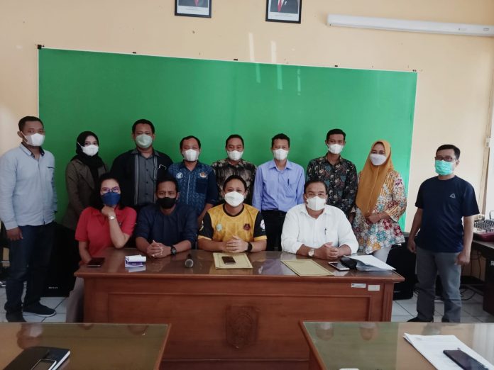 Peserta rapat koordinasi (Rakor) Penyusunan Paket Wisata Lokal yang dipimpin langsung Kepala Dinas Pemuda Olahraga dan Pariwisata (Dinporapar) Kabupaten Pati, Rekso Suhartono (deretan depan no 3 dari kiri).(Foto:SN/dok-so) Peserta rapat koordinasi (Rakor) Penyusunan Paket Wisata Lokal yang dipimpin langsung Kepala Dinas Pemuda Olahraga dan Pariwisata (Dinporapar) Kabupaten Pati, Rekso Suhartono (deretan depan no 3 dari kiri).(Foto:SN/dok-so)
