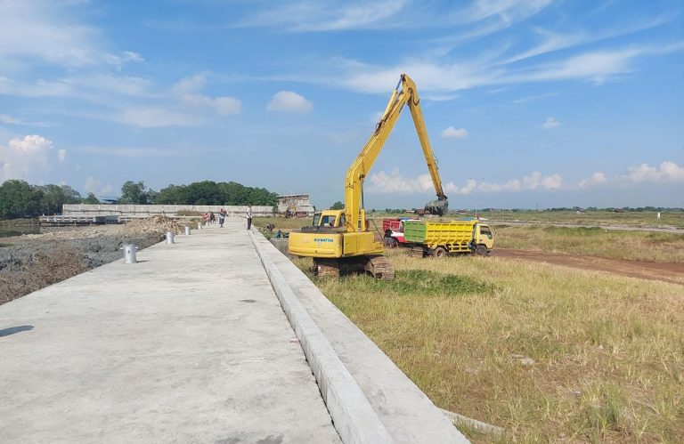 Paket Pekerjaan Kolam Tambat Kapal Mulai Membuang Tanah Hasil Pengerukan