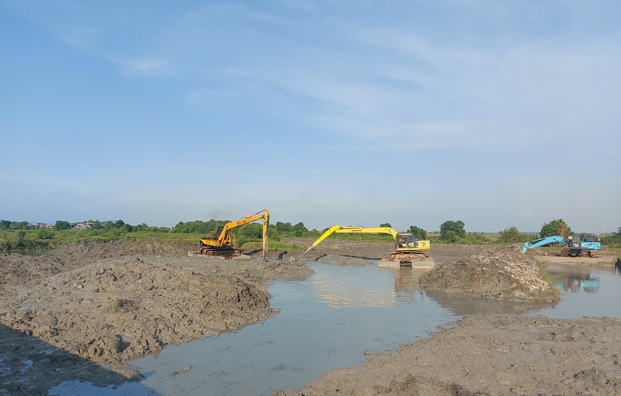 Alat berat ekskavator ''lengan panjang'' saat menaikkan tanah galian ke ''dump truck'' dari luar dermaga dan tiga alat berat saat beroperasi bersama-sama di dalam kolam tambat kapal yang harus dikeruk.(Foto:SN/dok-liq)