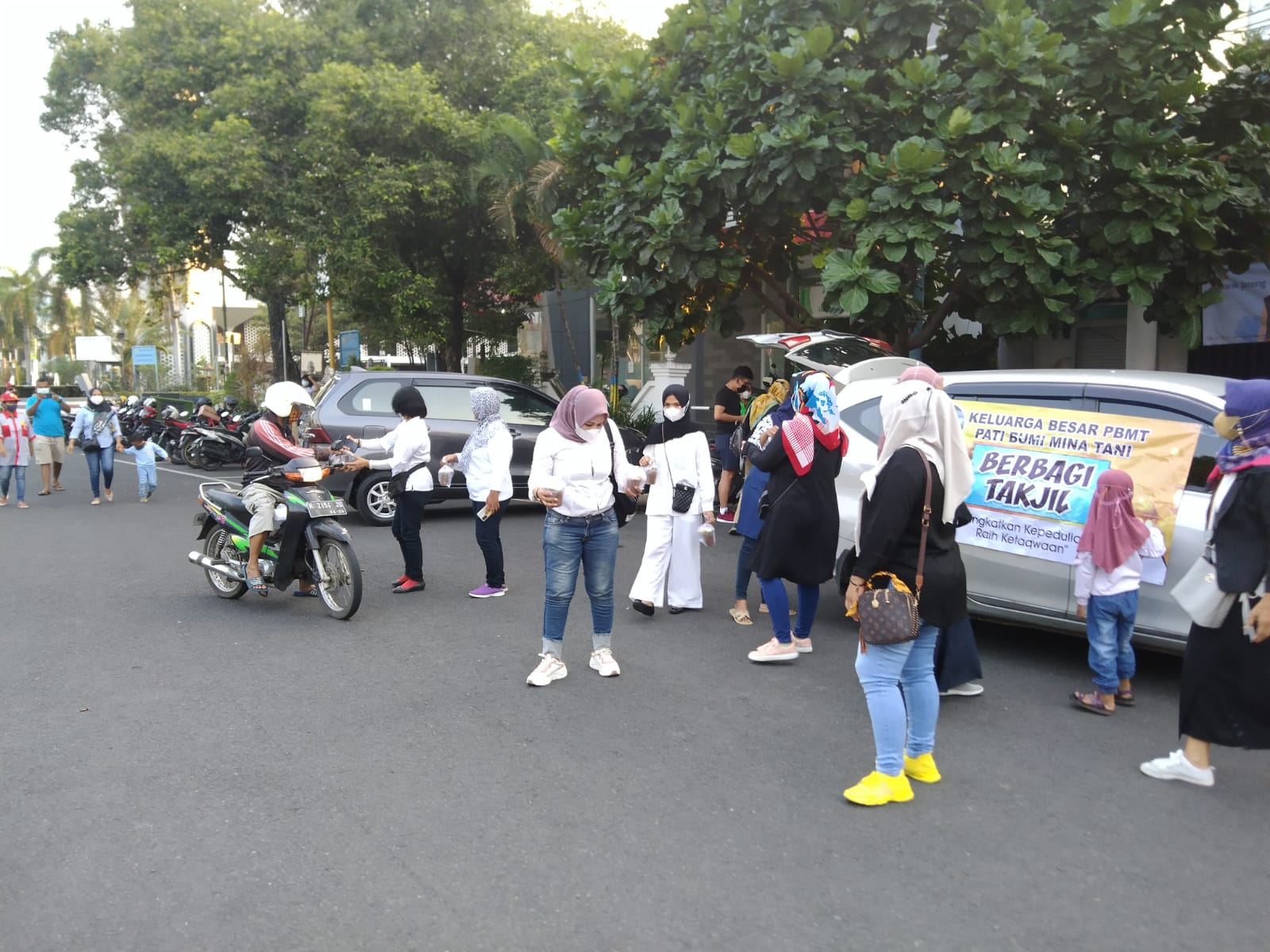 Foto anggota grup Wa Pati Bumi Mina Tani (PBMT) berfoto bersama sebelum membagikan takjil atau makanan/minuman pembatal puasa kepada warga dengan mengambil tempat di sisi barat Alun-alun Simpanglima Pati (atas) dan takjil yang dibagikan (bawah).(Foto:SN/dok-diah)