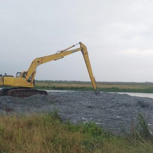 Salah satu dari ekskavator ''lengan panjang'' (long arm) yang bertugas menaikkan tanah galian dari kolam ke ''dump truck'' pengangkut, Selasa (19/April) 2022 kemarin.(Foto:SN/dok-liq)