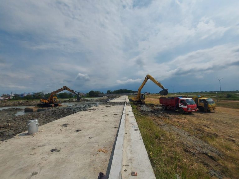 Pembuangan Tanah Galian Kolam Tambat Kapal Hari Ini Berhenti; ”Dump Truck” tak Bisa Manuver