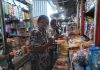 Kepala Dinas Perdagangan dan Perindustrian (Disdagperin) tengah melihat sejumlah bahan pangan di Pasar Puri Baru, Kamis (21/4/2022)
