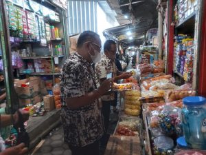 Kepala Dinas Perdagangan dan Perindustrian (Disdagperin) tengah melihat sejumlah bahan pangan di Pasar Puri Baru, Kamis (21/4/2022)