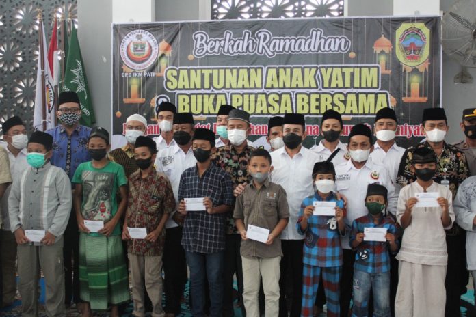 Lazismu Pati bersama Ikatan Keluarga Minangkabau Pati menggelar santunan kepada anak yatim di Masjid Moch Dahlan, Kamis (21/4/2022) Lazismu Pati bersama Ikatan Keluarga Minangkabau Pati menggelar santunan kepada anak yatim di Masjid Moch Dahlan, Kamis (21/4/2022)