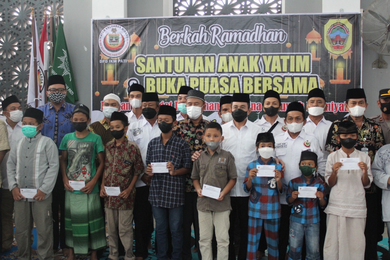 Lazismu Pati bersama Ikatan Keluarga Minangkabau Pati menggelar santunan kepada anak yatim di Masjid Moch Dahlan, Kamis (21/4/2022)