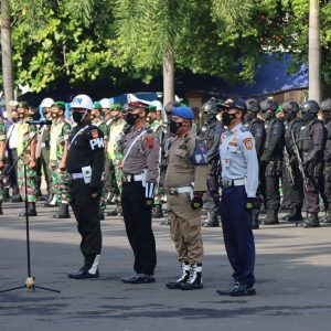 Salah satu rangkaian apel Gelar Pasukan Operasi Ketupat Candi 2022 di Pati, yaitu Bupati Haryanto saat menyematkan pita kepada perwakilan petugas yang akan akan melaksanakan operasi tersebut.(Foto:SN/dok-no)