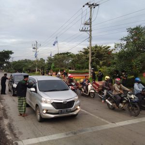 Personel Gerakan Pemuda Ka'bah (GPK) Pengurus Anak Cabang (PAC) Margorejo saat membagikan makanan dan minuman pembatal puasa, di pinggir jalan raya pantura Pati-Kudus atau di kawasan Tugu Bandeng, di Desa Sokokulon, Kecamatan Margorejo.(Foto:SN/dok-kun)