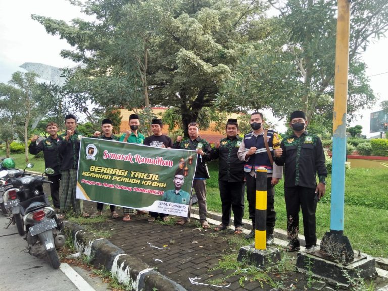 Gerakan Pemuda Ka’bah Bagi Takjil di Tugu Bandeng