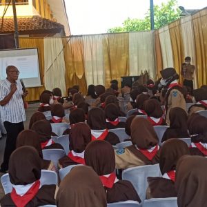 Hadi Priyanto, Ketua Yayasan Kartini Indoensia saat tampil sebagai pembicara dalam seminar ''Jepara dalam Perspektif Sejarah; Tantangan dan Peran Pemuda'' yang diselengarakan SMAN 1 Nalumsari Jepara.(Foto:SN/dok-hp)