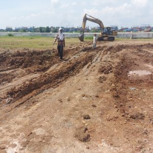 Kondisi jalan tanah sisi barat dermaga kolam tambat kapal di kawasan Pulau Seprapat, Juwana karena dilewati ''dump truck'' pengangkut selesai diguyur hujan.(Foto:SN/dok-liq)