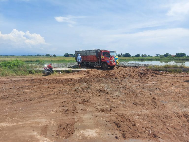 Jalan Tanah Sisi Barat Kolam Tambat Kapal Bodhol