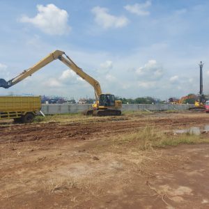 Dua unit ekskavator ''lengan panjang'' (long arm) yang bertugas di luar kolam tengah mengisi tanah ke ''dump truck'' pengangkut.(Foto:SN/dok-liq)