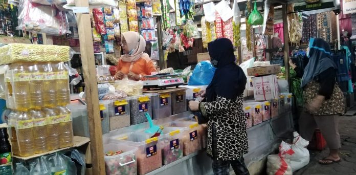 Tampak pedagang sedang melayani pembeli di Pasar Puri Baru, Senin (25/4/2022)