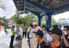 Petugas gabungan dari Dishub, Satlantas dan Jasa Raharja melakukan pemeriksaan kendaraan pengangkut pemudik di Terminal Kembangjoyo Pati, Senin (25/4/2022)