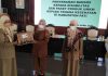 Kepala Dinas Koperasi dan Usaha Mikro Kecil dan Menengah (Dinkopumkm/kiri) menyerahkan bantuan UMKM kepada tenaga kesehatan di Pendopo Kabupaten Pati, Selasa (26/4/2022)