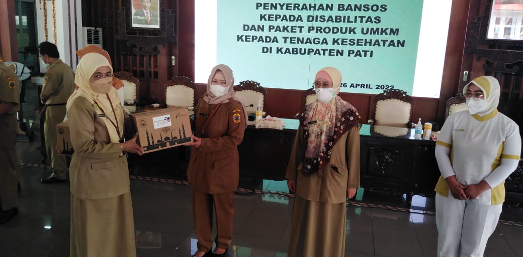 Kepala Dinas Koperasi dan Usaha Mikro Kecil dan Menengah (Dinkopumkm/kiri) menyerahkan bantuan UMKM kepada tenaga kesehatan di Pendopo Kabupaten Pati, Selasa (26/4/2022)