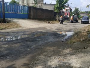 seorang pengendara tengah melintas di jalan Kayen-Beketel, di depan SMP Muhammadiyah 5 Kayen, Kabupaten Pati, (24/4/2022).