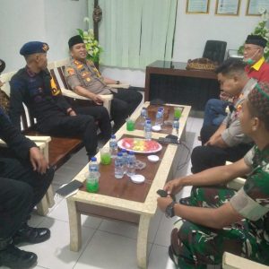 Koordinator Gusdurian Pati, Eddy Siswanto bersama Kapolres Pati, AKBP Christian Tobing SIK MH MSi saat bertemu di aula Kompi C Yon 410 Alugoro Pati, Senin (25/April) 2022 sore kemarin (atas) dan saat berbincang bersama, menunggu berbuka puasa (bawah).(Foto:SN/dok-edd)