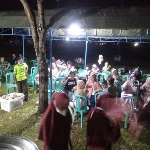 Anak-anak beserta ibu-ibu sebagai istri prajurit TNI anggota Kompi C Yon 410 Alugoro larut dalam kegembiaraan menjelang datangnya saat berbuka puasa bersama.(Foto:SN/dok-edd)