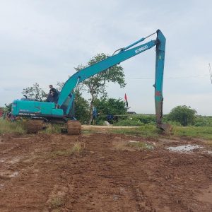 Tambahan ekskavator ''lengan panjang'' bersama ponton penopang baru datang semalam, dan tengah dilakukan perakitan, sebelum ditugaskan untuk mengeruk endapan tanah dalam kolam.(Foto:SN/dok-liq)