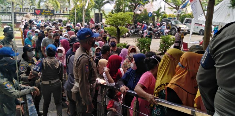 Warga Rela Antre Beli Paket Sembako Murah di Pragolo