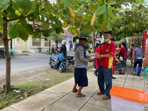 Koordinator Gusdurian Pati, Selesa (26/April) siang hingga sore bagikan beras kepada warga kurang mampu dan kebetulan melintas di Jl Silugonggo Juwana.(Foto:SN/dok-edd)