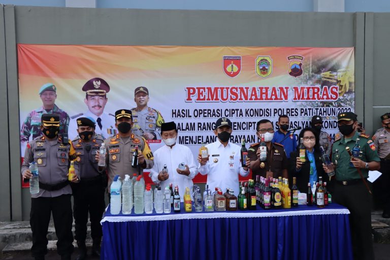 Jelang Idul Fitri Polres Pati Musnahkan 6.958 Botol Miras