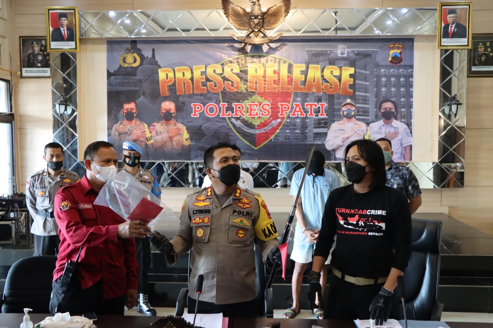 Kapolres Pati, AKBP Christian Tobing (tengah) menunjukkan barang bukti senjata tajam