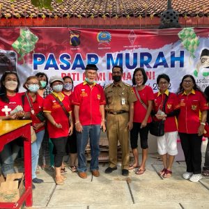 Kelompok Gusdurian di Juwana sebagai pelaksana Pasar Murah Pati Bumi Mina Tani saat bergambar bersama dengan Koordinator-nya Eddy Siswanto dan Camat Juwana, Sunaryo.(Foto:SN/dok-edd) 