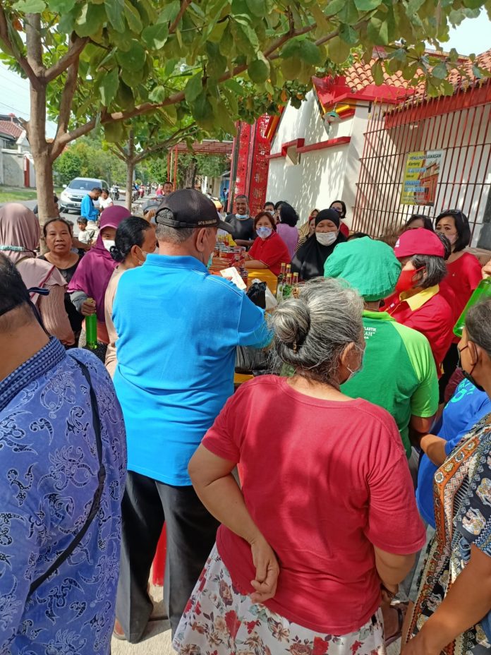Kelompok Gusdurian dan Kelenteng Hok Tik Bio Pati kembali menggelar Pasar Murah Bumi Mina Tani ''Serba Satu'' dengan lokasinya ganti di Kelenteng Tjoe Tik Bio Juwana.(Foto:SN/dok-edd)
