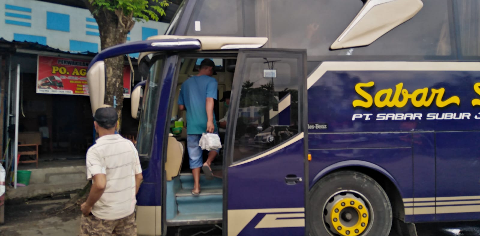 Kendaraan bus yang sedang ngetem di Terminal Kembangjoyo Pati,