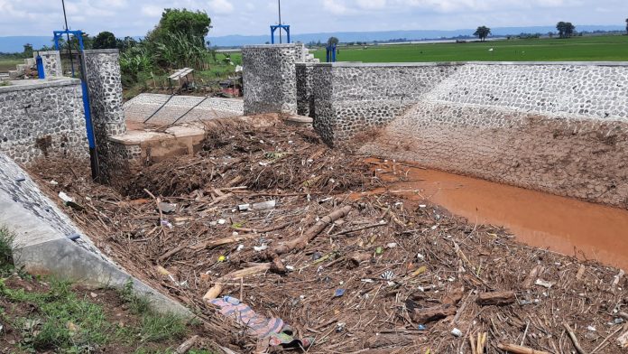 Tumpukan sampah yang terus terjadi di Bendung Blado, Desa Jimbaran, Kecamatan Margorejo yang sampai saat ini belum bisa teratasi.(Foto:SN/dok-nn)