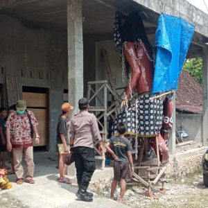 Kelengkapan persiapan untuk melaksanakan takbir keliling yang terpaksa diamankan, adalah bentuk ulan-ulan (liong) atau naga.(Foto:SN/dok-sah)