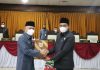 Ketua DPRD Jepara Haizul Ma'arif menyerahkan catatan dan rekomendasi yang dituangkan dalam keputusan DPRD kepada Bupati.(Foto;SN/dok-hp)