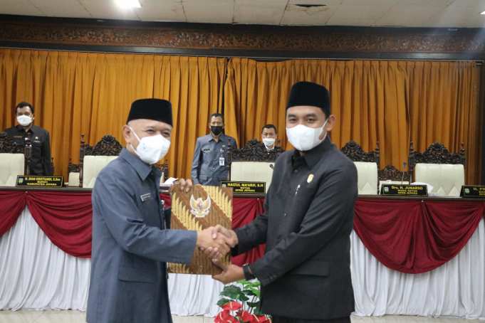 Ketua DPRD Jepara Haizul Ma'arif menyerahkan catatan dan rekomendasi yang dituangkan dalam keputusan DPRD kepada Bupati.(Foto;SN/dok-hp)
