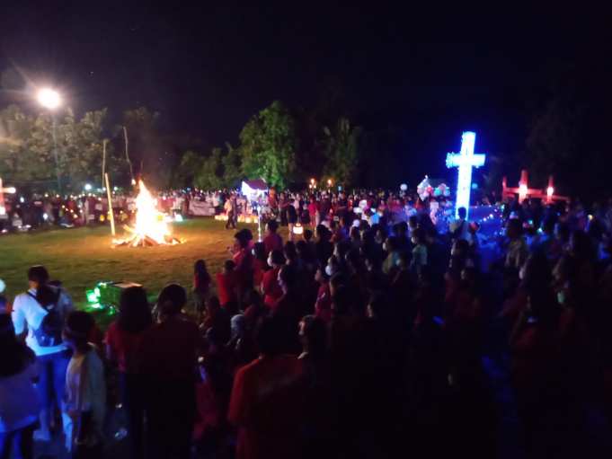 Anak-anak balita juga larut dalam kegembiraan Pawai Subuh Suci (atas) dan Ibadah Subuh Suci yang dilayani Pdt Pentakosta.(Foto:SN/dok-hp)