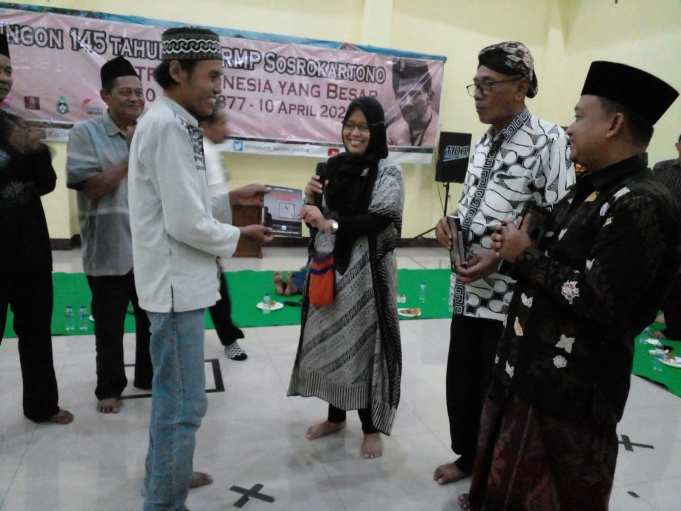 Indriamustika saat menyerahkan buku karyanya, untuk Perpustakaan RA Kartini Welahan.(Foto:SN/dok-hp)