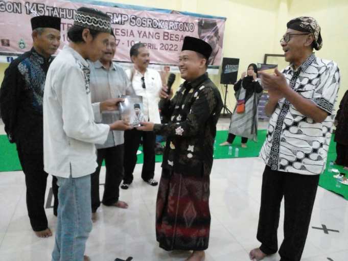 Nur Hidayat saat menyerahkan buku untuk Perpustakaan RA Kartini.(Foto:SN/dok-hp)