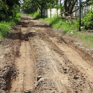 Kondisi akses ruas jalan menuju bekas Kompleks Lorong Indah (LI) bila selesai turun hujan adalah seperti tampak pada gambar.(Foto:SN/dok-aed)