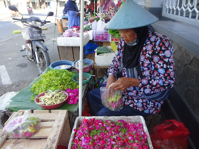 Nenek dari Kragan Ini Sudah Puluhan Tahun Berjualan Kembang Untuk Ziarah Kubur di Juwana