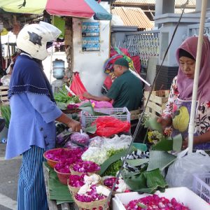 Salah seorang penjual bunga yang sama dan selama ini juga berjualan di lokasi tak jauh berbeda, berasal dari Pati.(Foto:SN/aed)