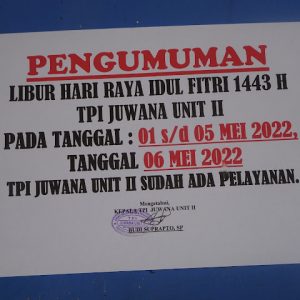 Salah seorang yang melintas di lantai TPI Unit II Juwana dengan membawa ikan dari kapal (atas) dan pengumuman, bahwa Jumat (6/Mei) 2022 besok di TPI tersebut sudah ada pelayanan (bawah).(Foto:SN/aed)